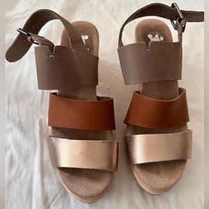 Toms Phoebe Multi-Colored Wooden Clogs, size 9